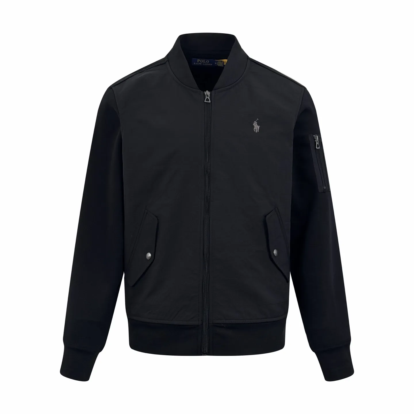 🅿️530 [Exclusive supply] Ralph Lauren Pony Embroidered Baseball Collar Jacket. The original version was purchased for RMB 3,119 and developed. The fabric is made of customized cloud-like double-sided velvet. It has excellent texture and is comfortable and close to the skin. The matte obsidian black on the front exudes an innate sense of luxury. The micro-velvet touch on the reverse hides the temperature. The layers of black are revealed. The front groove is quilted with military-grade threading to outline the three-dimensional frame. The exquisite pony logo embellishes the chest. Low-key and powerful. The hidden pocket on the left sleeve is hidden in the shape. The collar and chain linkage layering design. Effortlessly advanced. The golden ratio of lightness and warmth. Warm but not heavy. Heavy but not stiff. Use imported machine embroidery technology. Use advanced computer control system and precision mechanical components to realize the iconic pony embroidery operation. High precision. The lines are smooth and delicate. Needle and shuttle stitching technology can make full use of the respective advantages of knitted fabrics and woven fabrics by choosing the appropriate sewing technology and stitches. It can ensure that the splicing parts are strong and beautiful. The template machine opens the bag with a preset template to guide the position, shape and size of the bag opening. The accuracy ensures the quality of the bag opening effect. Size:S-M-L-XL
